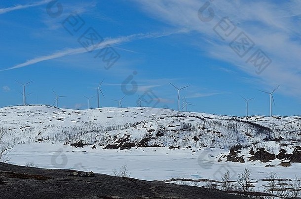 风车公园雪山前阳光明媚的冬季