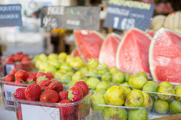 新鲜的草莓无花果西瓜销售巴黎