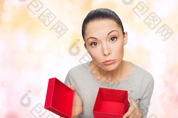 失望亚洲女人空红色的礼物盒子