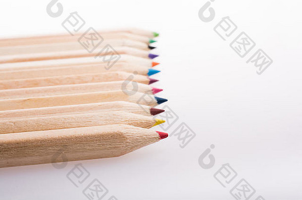 色彩斑斓的铅笔行白色背景