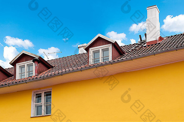 美丽的黄色的房子蓝色的多云的天空背景塔林爱沙尼亚欧洲