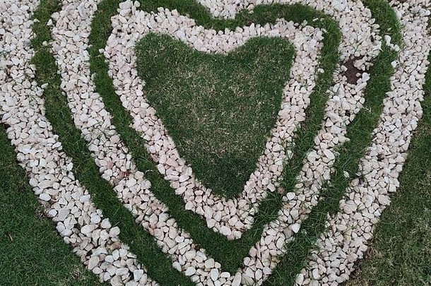 前视图心形状白色石头草景观设计背景情人节一天浪漫的背景婚礼帖子卡