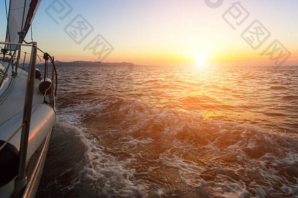 惊人的日落游艇爱琴海海