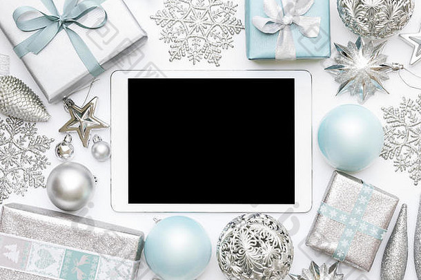 在线圣诞节购物拳击一天出售背景包装圣诞节礼物饰品空白屏幕数字平板电脑孤立的白色引入