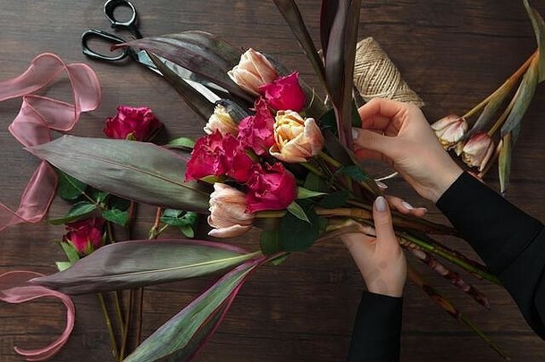 花店工作女人使时尚现代花束花木背景大师级礼物新娘婚礼母亲的女人的一天浪漫的春天时尚激情玫瑰