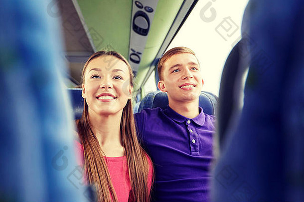 快乐十几岁的夫妇乘客旅行公共汽车