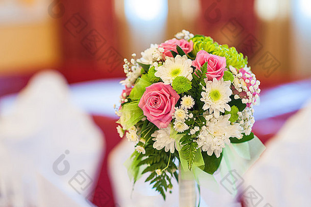 美丽的婚礼花束粉红色的白色花