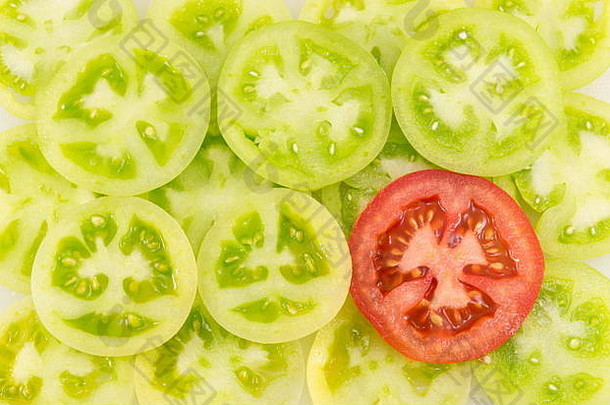 绿色西红柿切片圈安排红色的番茄片