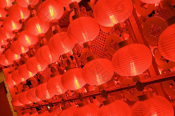传统的红色的灯笼晚上中国人一年