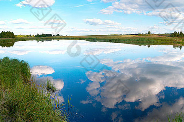 夏天蔺制的湖全景视图云反射照片复合图片