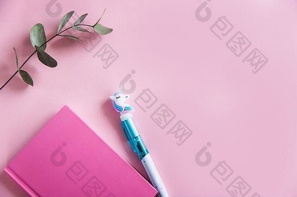 粉红色的笔记本笔记有趣的独角兽笔绿色桉树叶子粉红色的柔和的背景平躺前视图复制空间