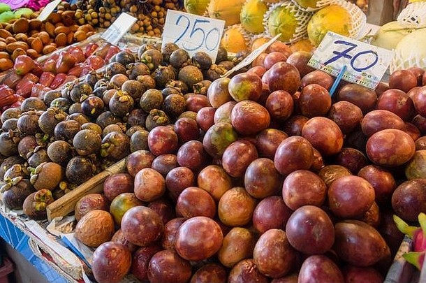 桩西番莲之果实山竹果贝尔苹果水果出售市场摊位泰国