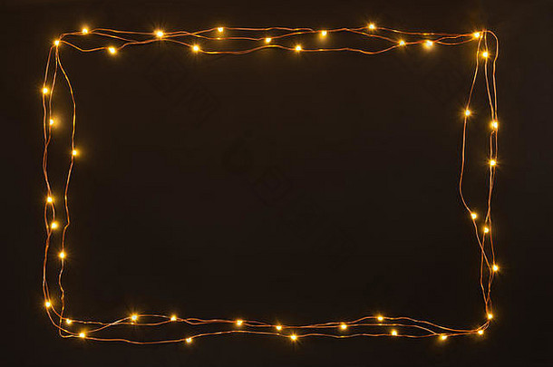 圣诞节灯加兰边境黑色的背景平躺复制空间