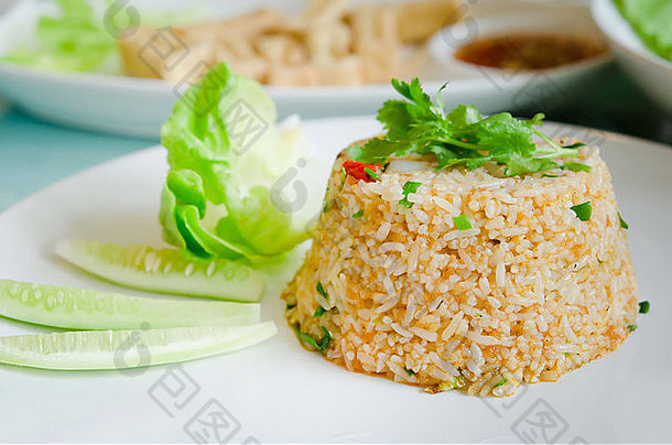 炸大米服务新鲜的蔬菜白色板