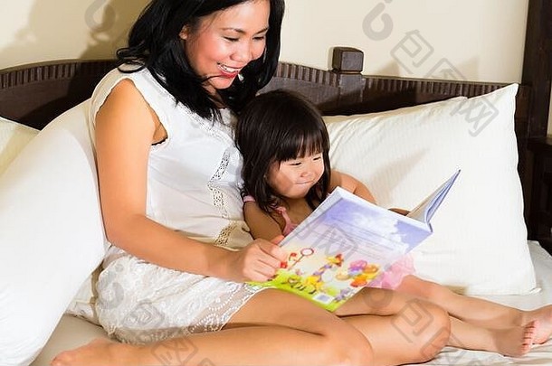 微笑妈妈。女儿阅读书