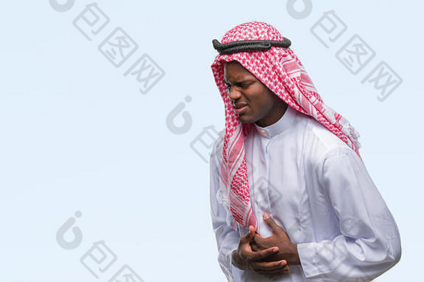 年轻的阿拉伯语非洲男人。穿传统的阿拉伯人的头巾孤立的背景手胃恶心想吐痛苦的疾病感觉不舒服