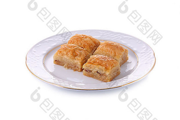 土耳其传统的甜点果仁蜜饼服务瓷菜孤立的白色剪裁路径