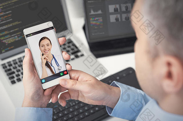 医生听诊器智能手机屏幕远程医疗远程医疗概念
