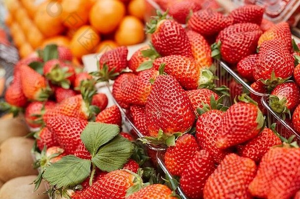 背景图像新鲜的成熟的草莓准备好了出售站农民市场复制空间
