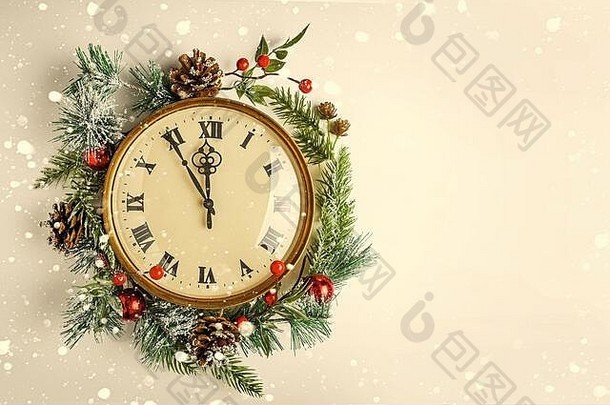 十二个点一年的夏娃黄金古董时钟圣诞节装饰白色背景复制空间