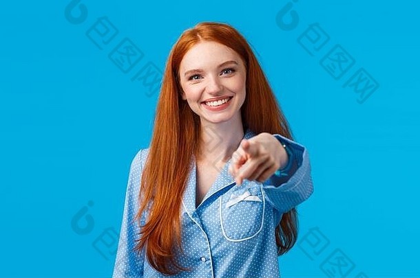 快乐的自信红色头发的人女孩使保证选择指出手指相机微笑决定挑选变体会说话的