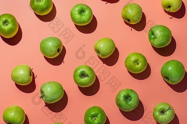 绿色苹果橙色珊瑚粉红色的背景模式色彩斑斓的水果框架平躺前视图硬光有创意的概念
