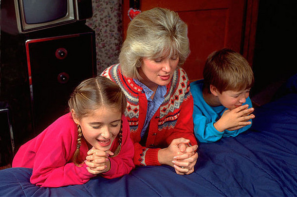 妈妈。年龄孩子们年龄祈祷睡觉前保罗明尼苏达州美国