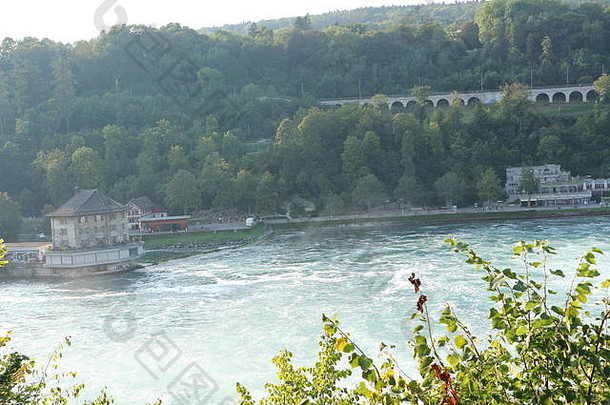看看在那莱茵瀑布从沙夫豪森的瑞士