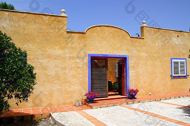 美丽的房子外观黄色的蓝色的通过框架地中海风格