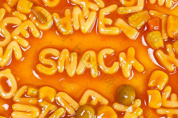 字母形状的意大利面形成词零食番茄酱汁