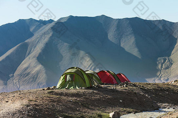 营帐篷日出山峰穆兹塔阿塔中国