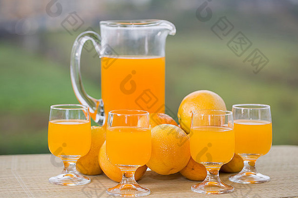玻璃美味的橙色汁橙子表格花园
