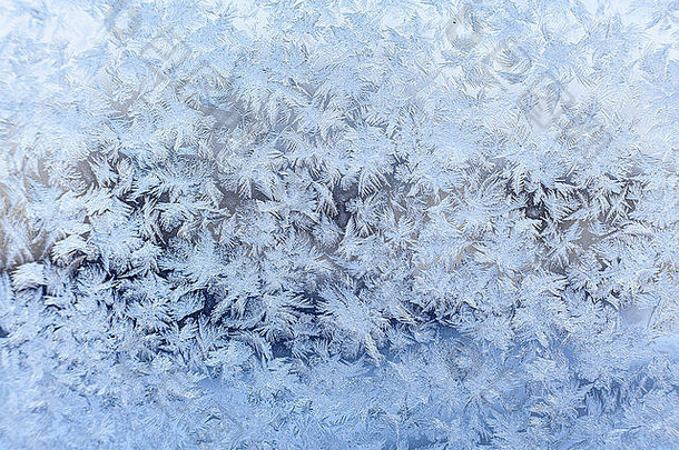 美丽的磨砂冰花纹理窗口玻璃模糊装饰图案宏视图雪银色的模式冬天假期