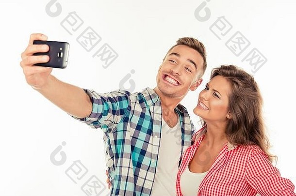 快乐的有趣的夫妇爱使自拍照片电话