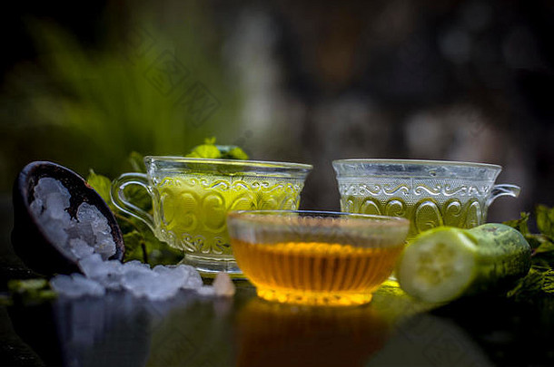冰黄瓜薄荷茶木表面透明的杯片黄瓜生黄瓜薄荷叶子糖蜂蜜绿色茶