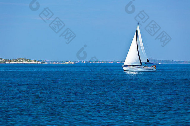 休闲游艇亚得里亚海海水平拍摄