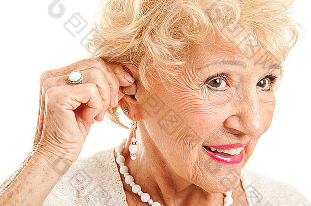 特写镜头高级女人插入听力援助听到焦点听力援助