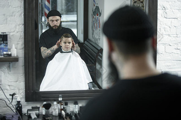 孩子们理发师切割男孩黑暗背景满足可爱的学龄前儿童男孩发型手主纹身词刮胡子