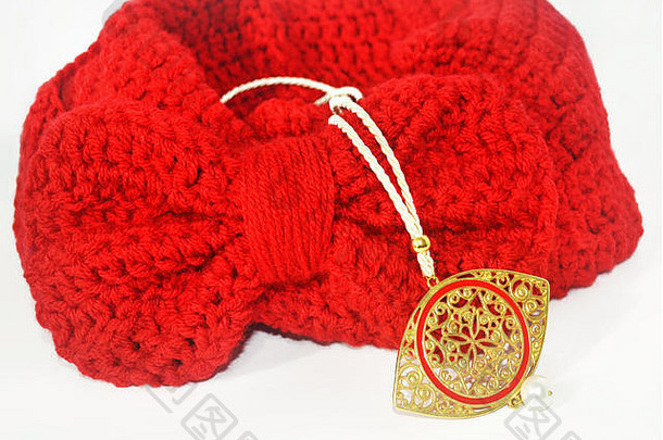 红色的围巾弓拜占庭式的黄金项链
