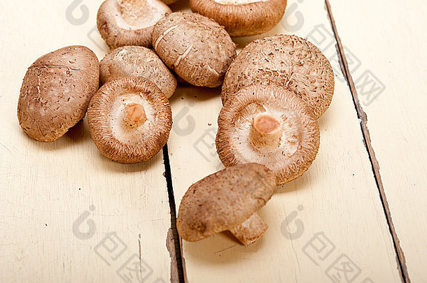 新鲜的香菇蘑菇乡村木表格