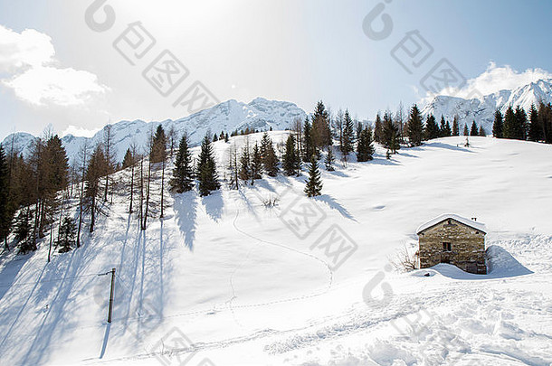 全景白雪覆盖的山小屋蓝色的天空云
