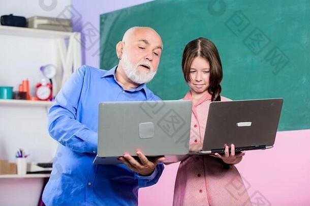 生活时间职业生涯小女孩男人。导师研究电脑成熟的老师学生女孩学校教训在线搜索引擎技术学习教育写博客回来学校