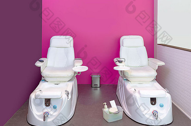 指甲轿车修脚椅子水疗中心家具粉红色的紫色的墙