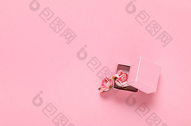 粉红色的礼物盒子花粉红色的背景