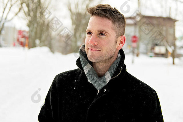 美丽的冬天肖像英俊的男人。<strong>针</strong>织他
