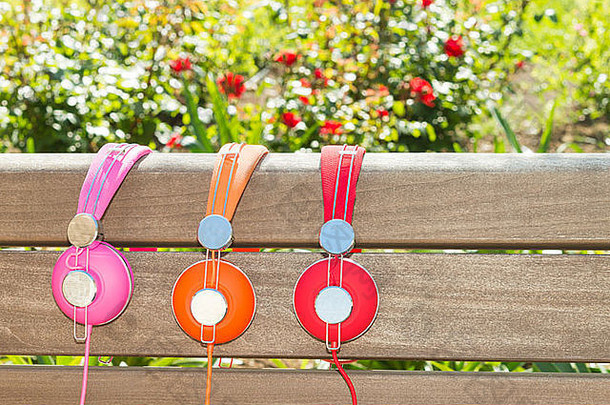 五颜六色的耳机颜色木板凳上公园