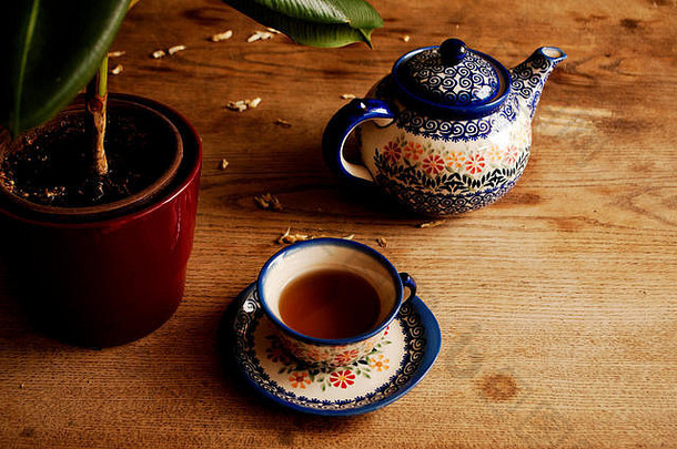 <strong>烧水壶</strong>茶杯木表格波兰的传统的陶瓷