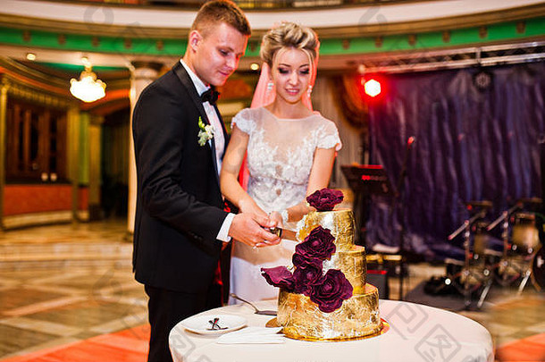 婚礼夫妇减少金美味的蛋糕餐厅
