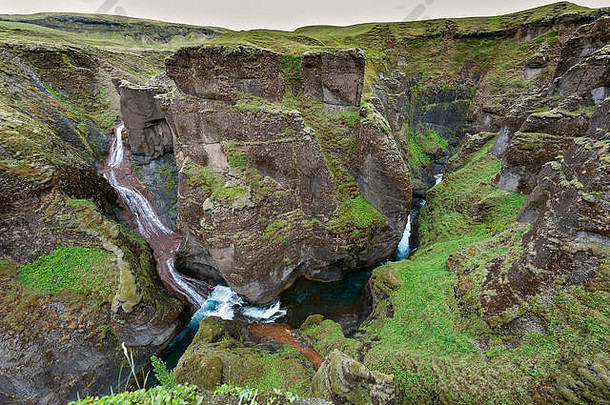Fjaðrárgljúfur峡谷南东冰岛深公里长悬吊河