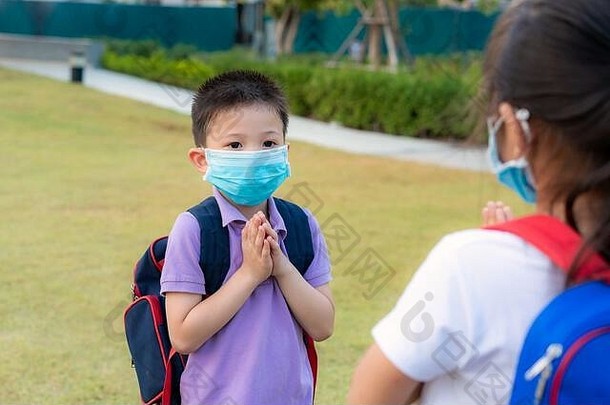 支付尊重问候避免传播冠状病毒亚洲孩子们学前教育朋友满足学校公园只手里边的